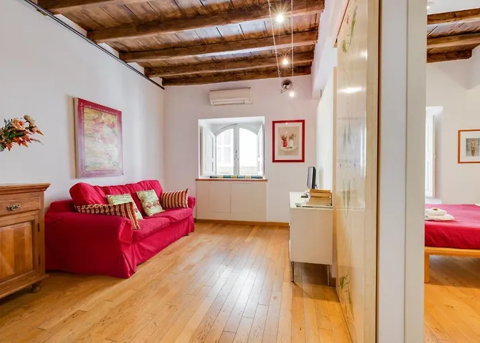 Piazza Barberini Apartment *